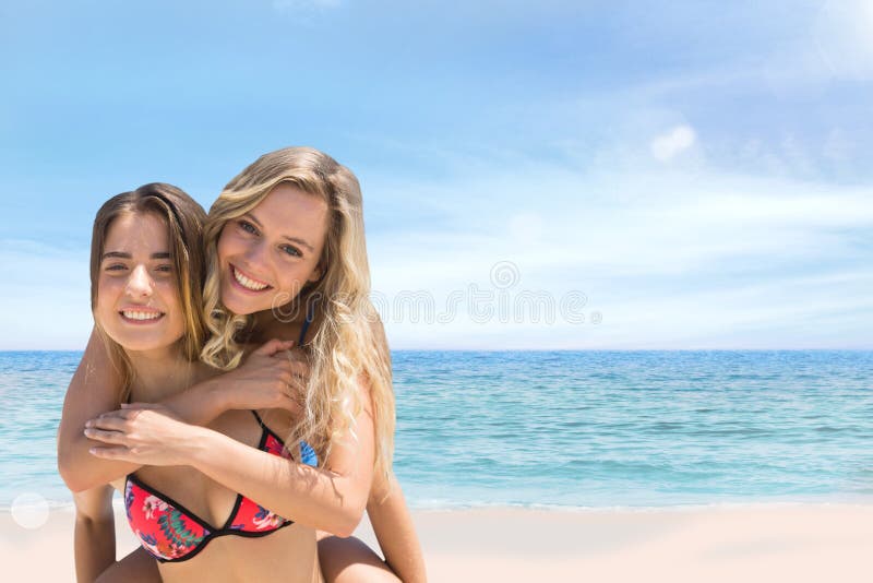 Lyckliga par på omfamna för strand royaltyfria bilder Lyckliga par på omfamna för strand royaltyfria bilder