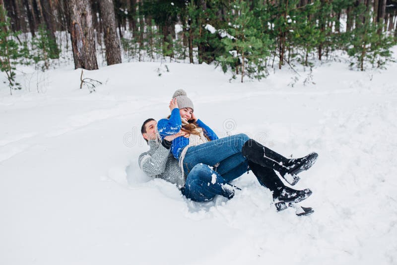 Lyckliga par som har rolig det fria i snö, parkerar snowman för sand för hav för bakgrundsstrand exotisk gjord tropisk semester v arkivfoton Lyckliga par som har rolig det fria i snö, parkerar snowman för sand för hav för bakgrundsstrand exotisk gjord tropisk semester v arkivfoton