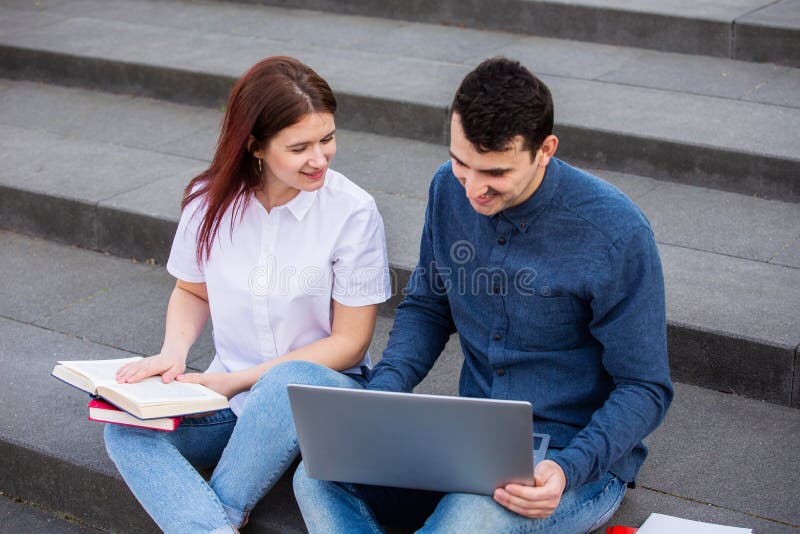 Lyckliga studenter som lär royaltyfri fotografi Lyckliga studenter som lär royaltyfri fotografi