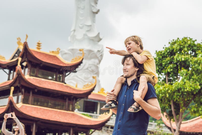 Lyckliga turister farsa och son i pagod asia begrepp som löper Resa med ett behandla som ett barnbegrepp arkivfoto Lyckliga turister farsa och son i pagod asia begrepp som löper Resa med ett behandla som ett barnbegrepp arkivfoto