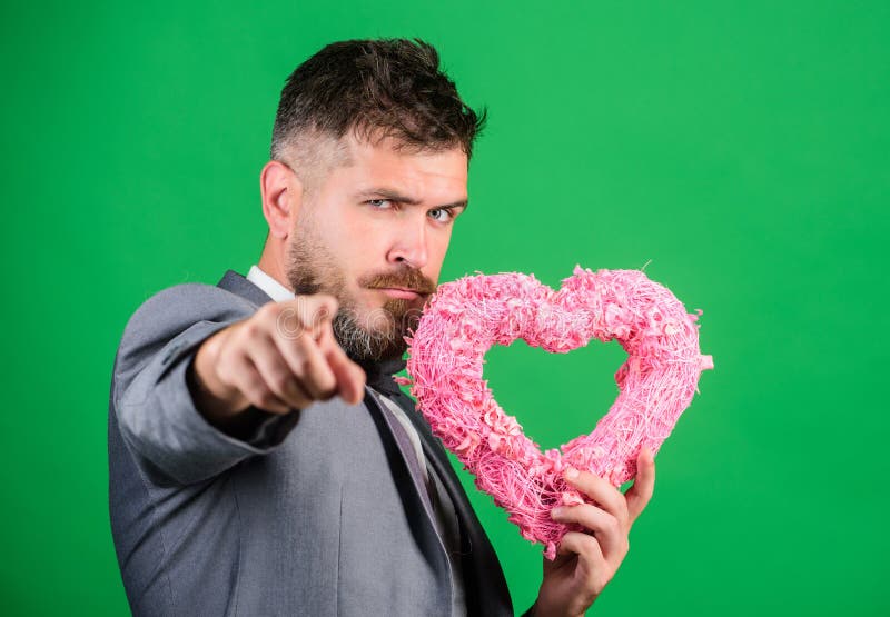 lyckliga valentiner för dag Förälskelse för symbol för Hipsterhållhjärta Komma med förälskelse till familjferie romantisk överrra royaltyfri foto lyckliga valentiner för dag Förälskelse för symbol för Hipsterhållhjärta Komma med förälskelse till familjferie romantisk överrra royaltyfri foto