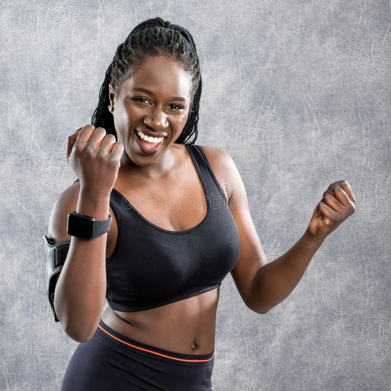 Lyckligt afrikanskt tonårigt i sportswear royaltyfri bild Lyckligt afrikanskt tonårigt i sportswear royaltyfri bild