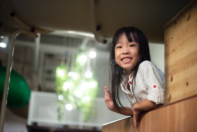 Lyckligt asiatiskt litet kinesiskt le för flicka royaltyfria foton Lyckligt asiatiskt litet kinesiskt le för flicka royaltyfria foton