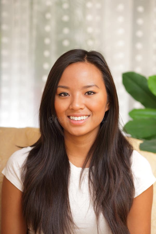 Ung glad asiatisk flicka arkivfoton