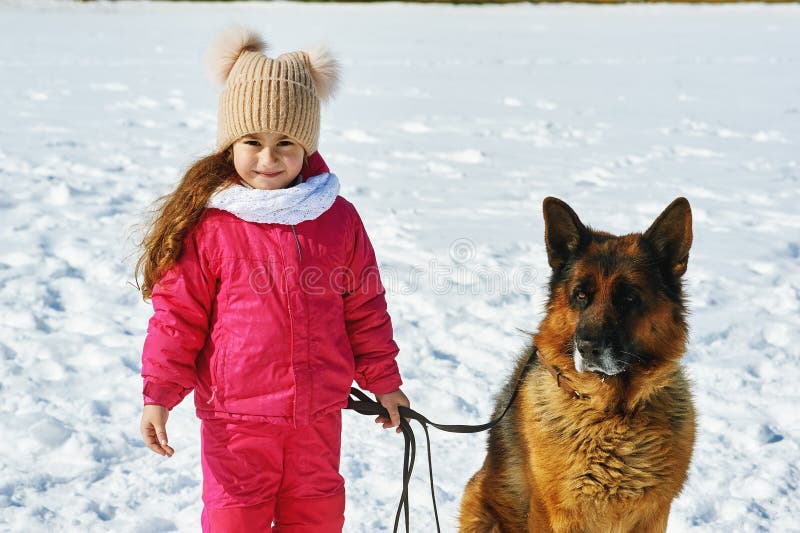 Lyckligt barn på en gå med hunden i vinter royaltyfria foton Lyckligt barn på en gå med hunden i vinter royaltyfria foton