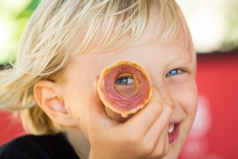 Lyckligt barn som kikar till och med glasskotte arkivbilder Lyckligt barn som kikar till och med glasskotte arkivbilder