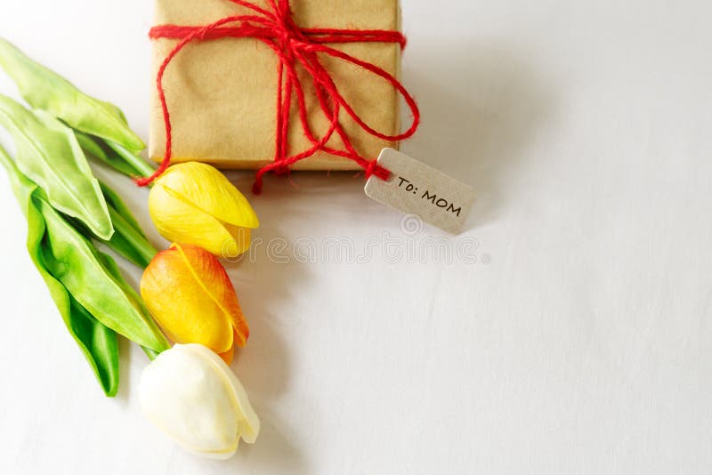 Lyckligt begrepp f?r dag f?r moder` s G?vaask och blomma, pappers- etikett royaltyfri fotografi Lyckligt begrepp f?r dag f?r moder` s G?vaask och blomma, pappers- etikett royaltyfri fotografi