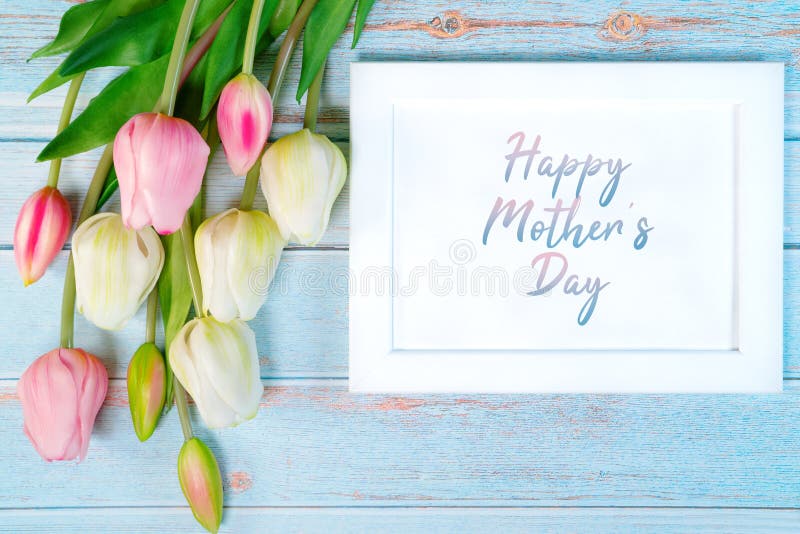 Lyckligt begrepp f?r dag f?r moder` s vit bildram och blomma på träbakgrund royaltyfria foton Lyckligt begrepp f?r dag f?r moder` s vit bildram och blomma på träbakgrund royaltyfria foton