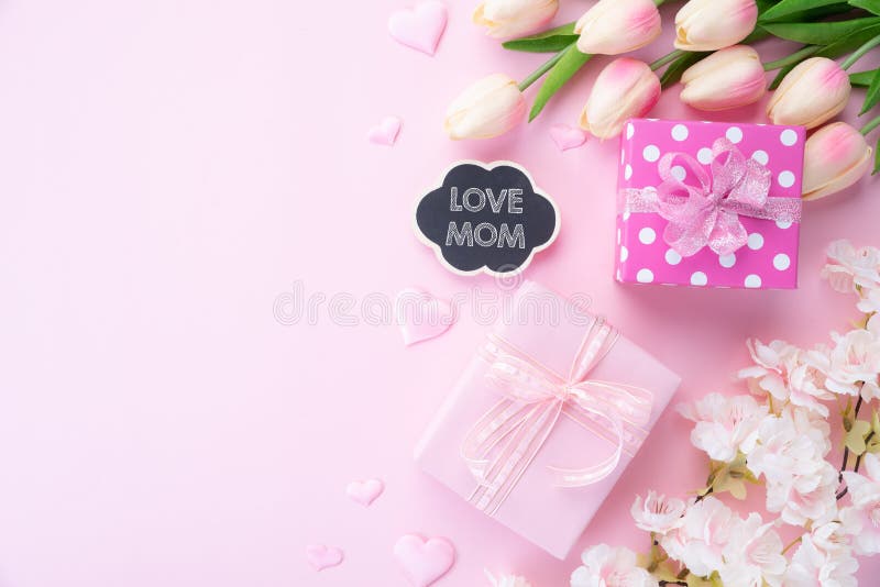 Lyckligt begrepp f?r moderdag rosa blomma med F?R?LSKELSEMAMMAtext p? etikett, pappershj?rta och g?vaasken p? rosa pastellf?rgad royaltyfri fotografi Lyckligt begrepp f?r moderdag rosa blomma med F?R?LSKELSEMAMMAtext p? etikett, pappershj?rta och g?vaasken p? rosa pastellf?rgad royaltyfri fotografi