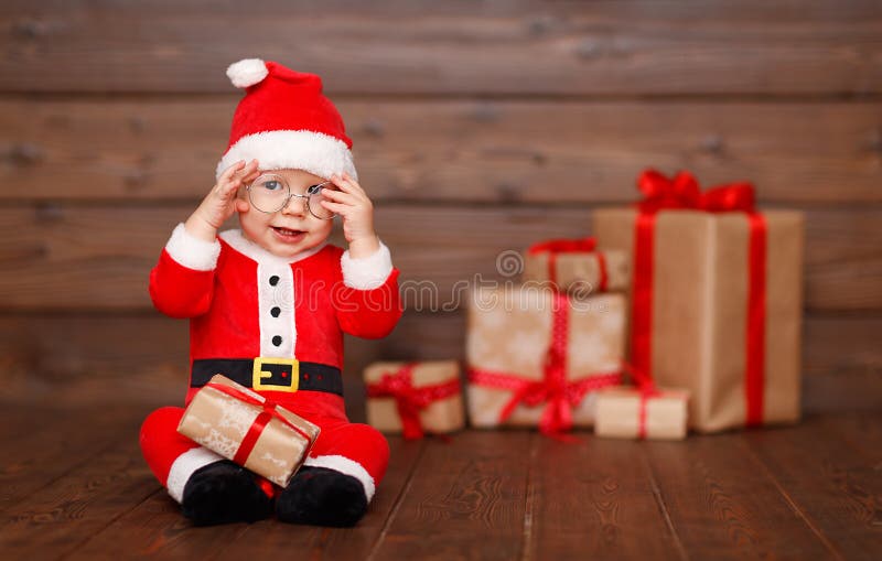 Lyckligt behandla som ett barn i en juldräkt Santa Claus med gåvor royaltyfria foton Lyckligt behandla som ett barn i en juldräkt Santa Claus med gåvor royaltyfria foton