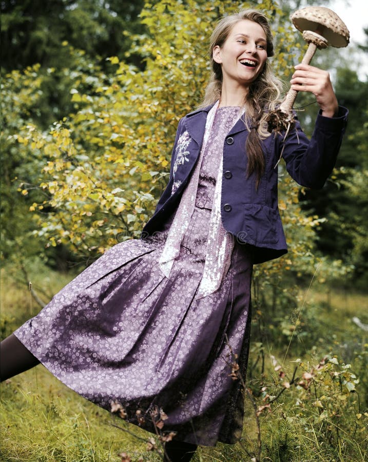 lyckligt champinjonkvinnabarn royaltyfri fotografi lyckligt champinjonkvinnabarn royaltyfri fotografi