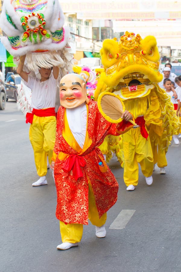 Lyckligt kinesiskt jokerfolk för nytt år med kines Dragon Dance Asian Arts Festival arkivfoto Lyckligt kinesiskt jokerfolk för nytt år med kines Dragon Dance Asian Arts Festival arkivfoto