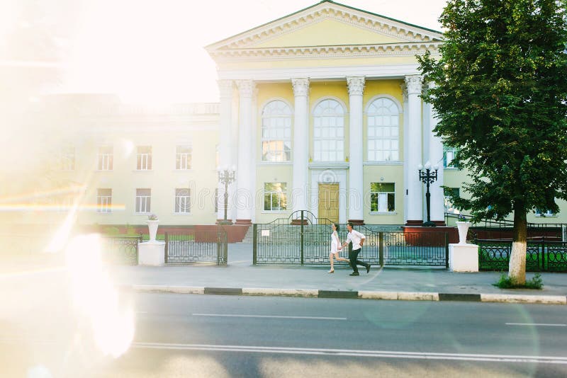 Lyckligt köra för par lycklig, för sol och för regnbåge spela royaltyfri foto Lyckligt köra för par lycklig, för sol och för regnbåge spela royaltyfri foto