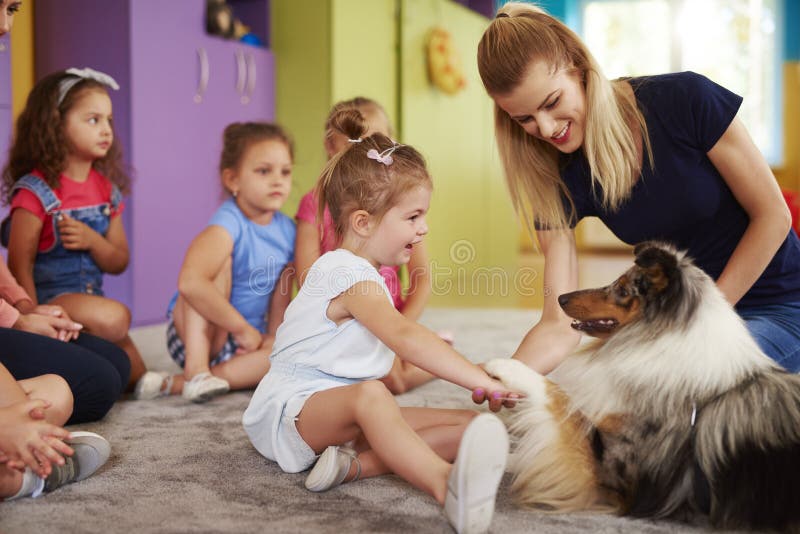 lyckligt leka f?r barnhund royaltyfria bilder lyckligt leka f?r barnhund royaltyfria bilder