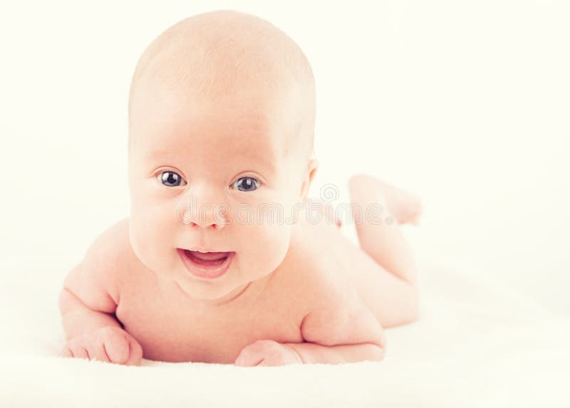 Lyckligt naket nyfött behandla som ett barn på vitbakgrund