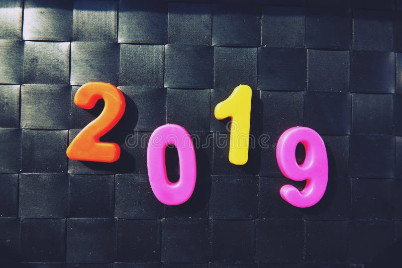 Lyckligt nytt år 2019, magnetiska alfabetbokstäver & nummer - plast- bildande leksak royaltyfri fotografi Lyckligt nytt år 2019, magnetiska alfabetbokstäver & nummer - plast- bildande leksak royaltyfri fotografi