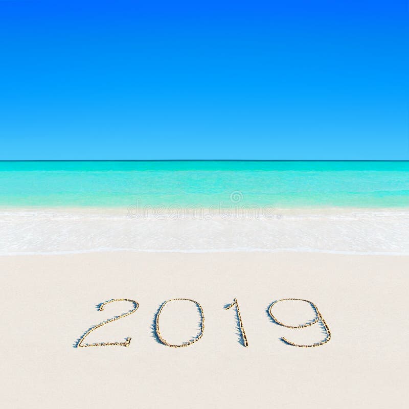 Lyckligt nytt år 2019 på den tropiska sommarstranden för sandigt hav royaltyfri fotografi Lyckligt nytt år 2019 på den tropiska sommarstranden för sandigt hav royaltyfri fotografi