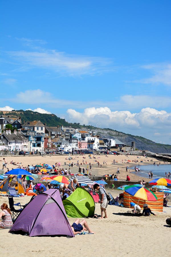 Lyme Regis Beach redactionele foto. Afbeelding bestaande uit strand 78211586