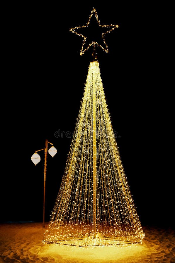 Lysande julgransträd tillverkad av strängljus royaltyfri bild