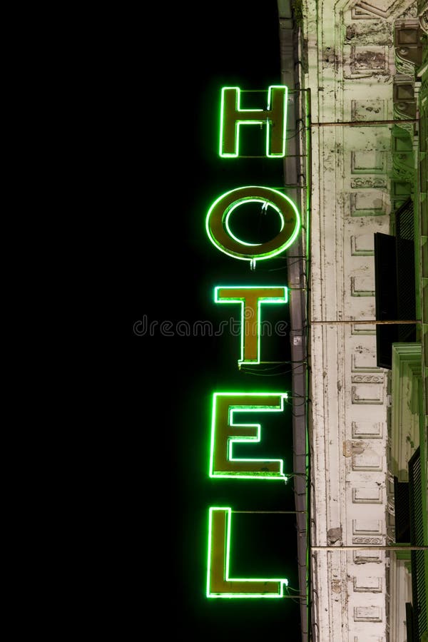 Lysande neonljus stil för tecken för hotell för byggnadsfabrik historisk vertikalt royaltyfri fotografi Lysande neonljus stil för tecken för hotell för byggnadsfabrik historisk vertikalt royaltyfri fotografi