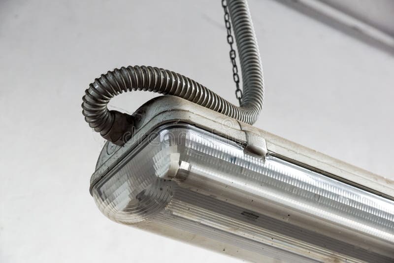 Lysrör på den industriella fabriken royaltyfri bild Lysrör på den industriella fabriken royaltyfri bild
