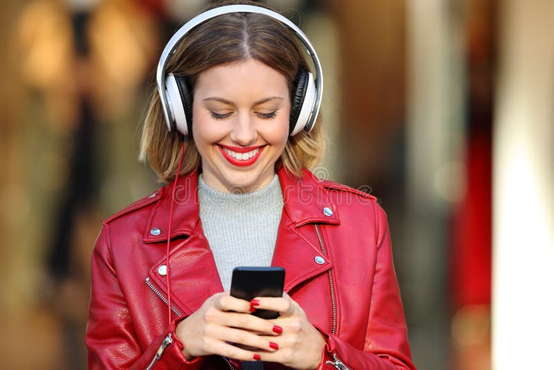 Lyssnande musik för modeflicka i en galleria royaltyfri bild Lyssnande musik för modeflicka i en galleria royaltyfri bild