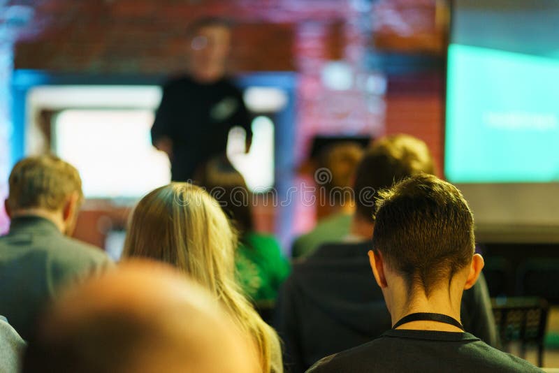 Lyssnare utbildade åhörare Ungdomaråhörare att lyssna högtalare under en föreläsning, en utbildning eller en presentation royaltyfri bild