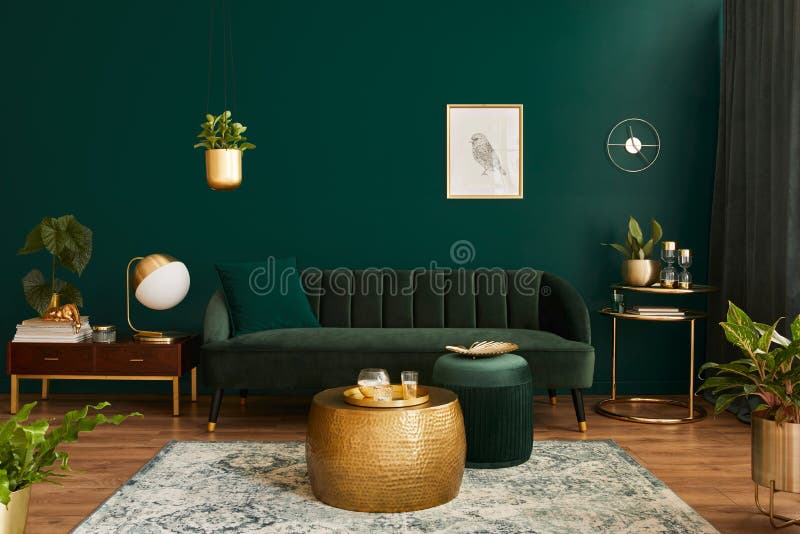 Lyxbostad i hus med modern inredningsdesign av grön sammetsaffaffärkassmatsmatta (pouf gold dekoration plant commode). arkivfoton