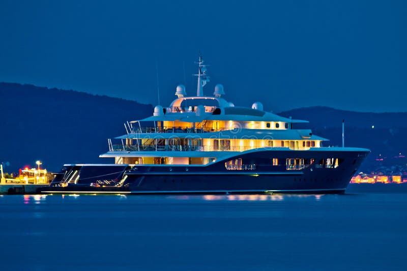 Lyxig sikt för yachtblåttafton royaltyfri fotografi