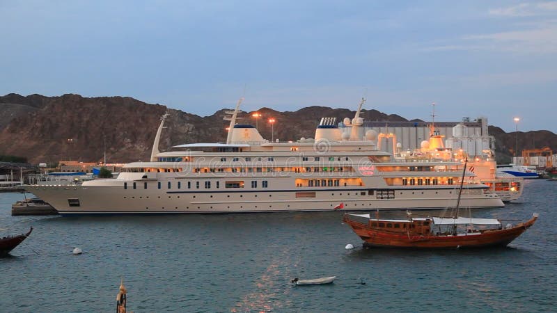 Lyxig yacht Al Said i Muscat, Oman