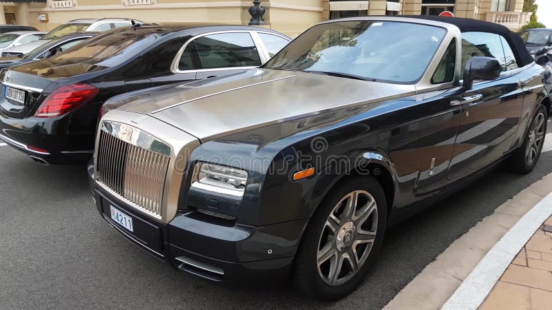 Lyxiga Rolls Royce Parked framme av Monte-Carlo Casino