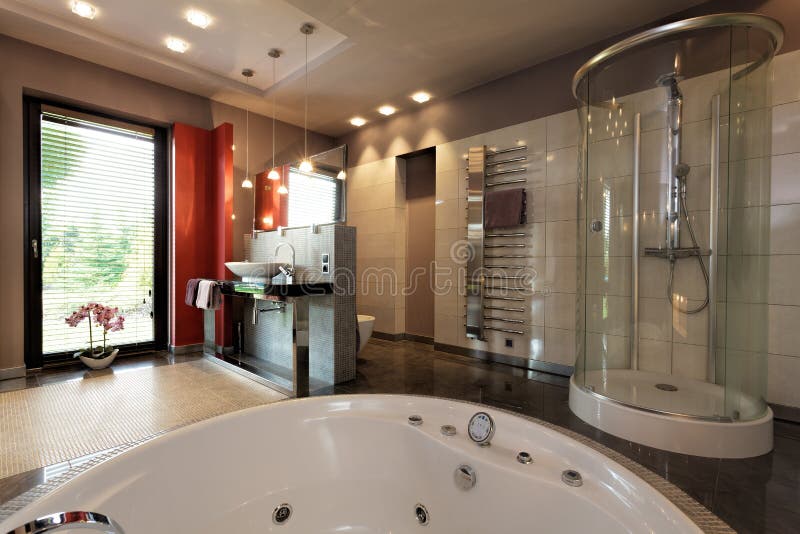 Lyxigt badrum med badet och duschen royaltyfria bilder Lyxigt badrum med badet och duschen royaltyfria bilder