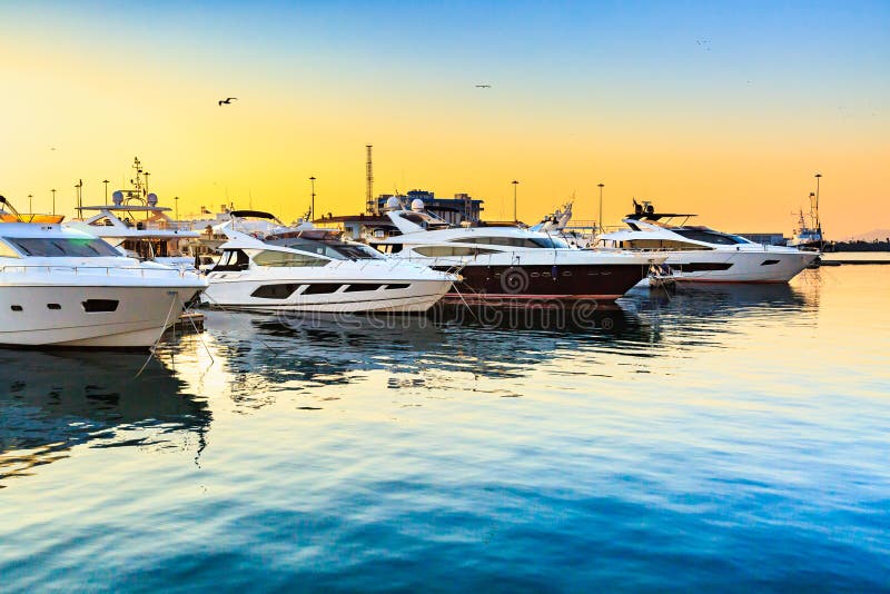 Lyxyachter anslöt i havsport på solnedgången Marin- parkering av moderna motoriska fartyg och blått vatten fotografering för bildbyråer Lyxyachter anslöt i havsport på solnedgången Marin- parkering av moderna motoriska fartyg och blått vatten fotografering för bildbyråer