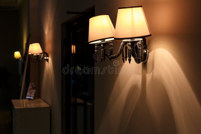 Lámpara amarilla elegante con la luz caliente fotos de archivo Lámpara amarilla elegante con la luz caliente fotos de archivo