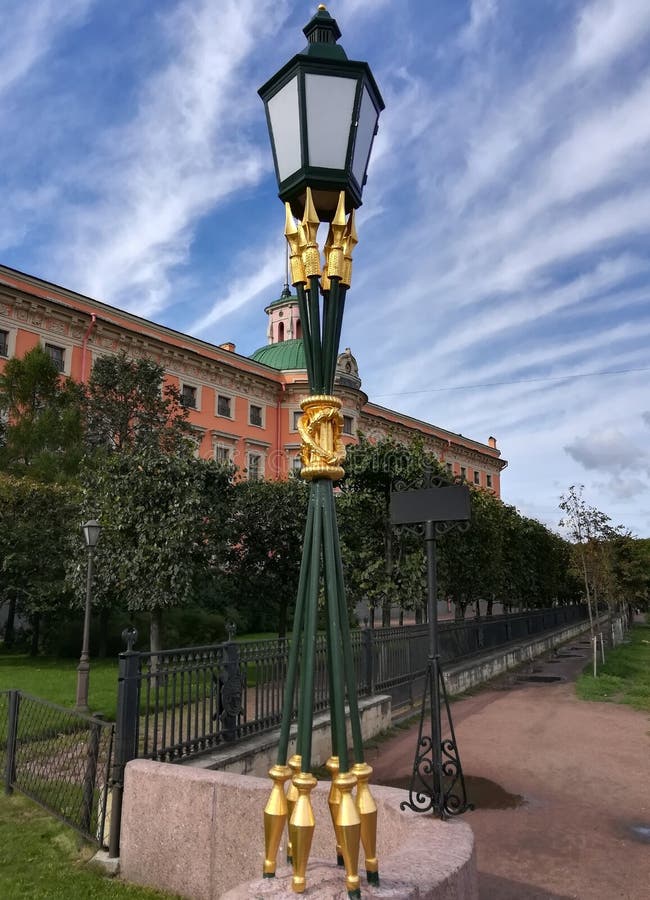 Lámpara de calle decorativa con el accesorio de oro imágenes de archivo libres de regalías Lámpara de calle decorativa con el accesorio de oro imágenes de archivo libres de regalías
