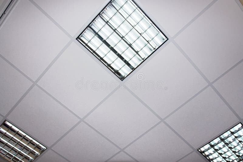 Lámpara fluorescente en el techo moderno