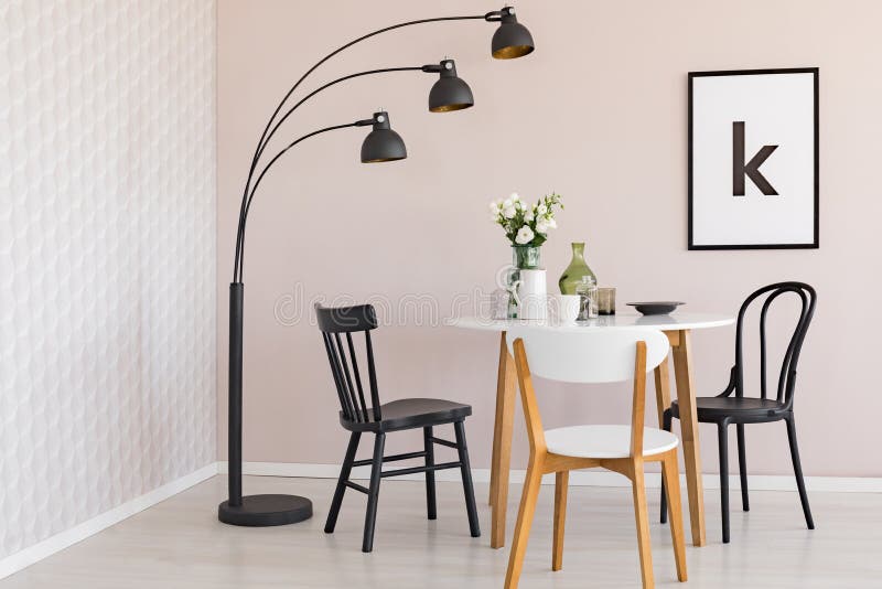 Lámpara negra sobre sillas y tabla de madera con las flores en el comedor interior con el cartel Foto verdadera ilustración del vector Lámpara negra sobre sillas y tabla de madera con las flores en el comedor interior con el cartel Foto verdadera ilustración del vector