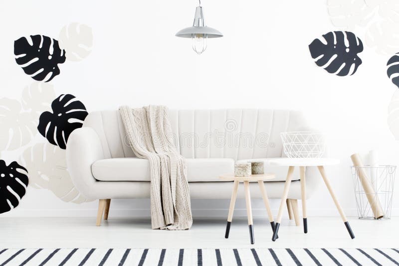 Lámpara sobre el sofá blanco con la manta en interior de la sala de estar con fotografía de archivo Lámpara sobre el sofá blanco con la manta en interior de la sala de estar con fotografía de archivo