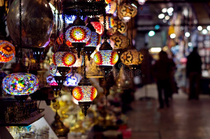 Lámparas tradicionales en el bazar magnífico en Estambul foto de archivo libre de regalías Lámparas tradicionales en el bazar magnífico en Estambul foto de archivo libre de regalías