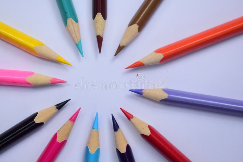 Lápices hermosos del color dispuestos en diverso modelo hermoso que mira sorprender atractivo encantador atractivo imagen de archivo libre de regalías Lápices hermosos del color dispuestos en diverso modelo hermoso que mira sorprender atractivo encantador atractivo imagen de archivo libre de regalías