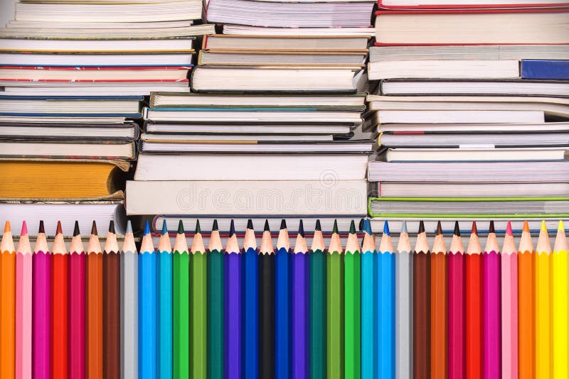Lápices y pilas de madera coloridos de libros, de nuevo a concepto de la escuela fotos de archivo Lápices y pilas de madera coloridos de libros, de nuevo a concepto de la escuela fotos de archivo