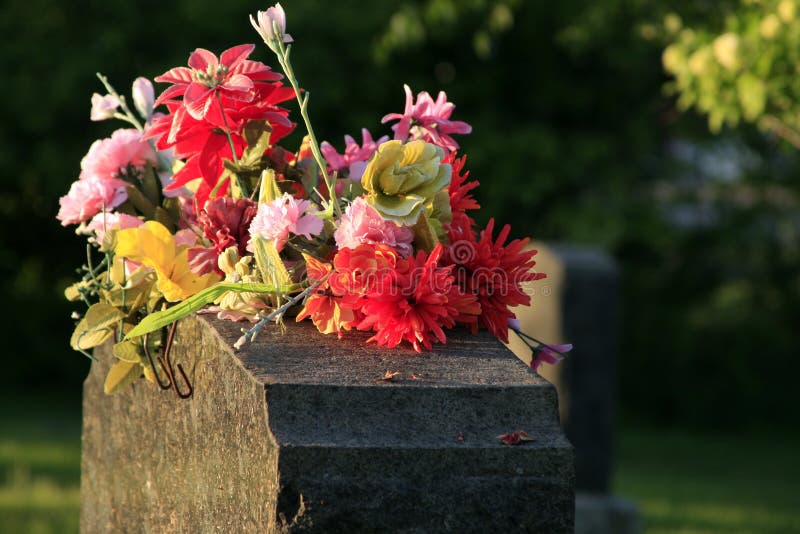 Lápida mortuoria con las flores fotografía de archivo Lápida mortuoria con las flores fotografía de archivo