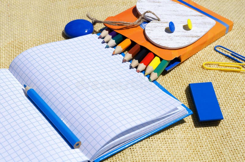 Lápis do bloco de notas botões de clipe de papel e ímã imagem de stock royalty free