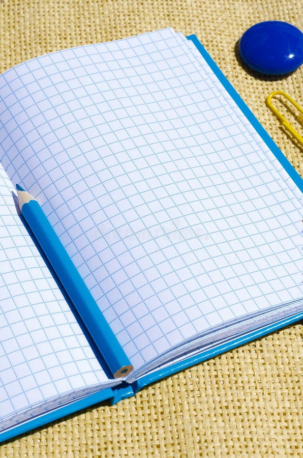 Lápis do bloco de notas botões de clipe de papel e ímã imagens de stock