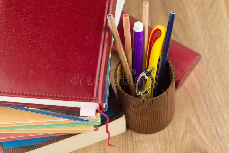 Lápis e óculos de notebook imagens de stock