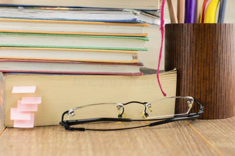 Lápis e óculos de notebook imagens de stock