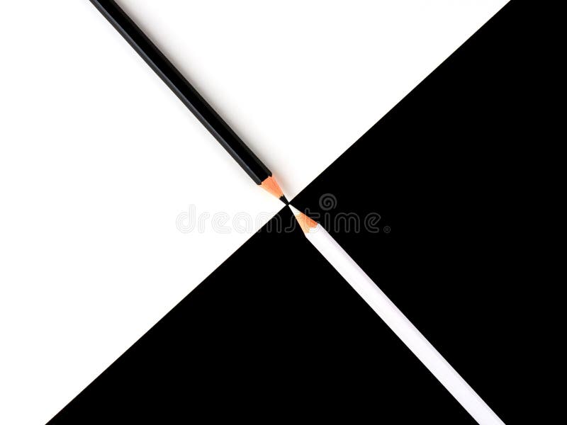 Lápis preto e branco em um fundo de contraste foto de stock Lápis preto e branco em um fundo de contraste foto de stock