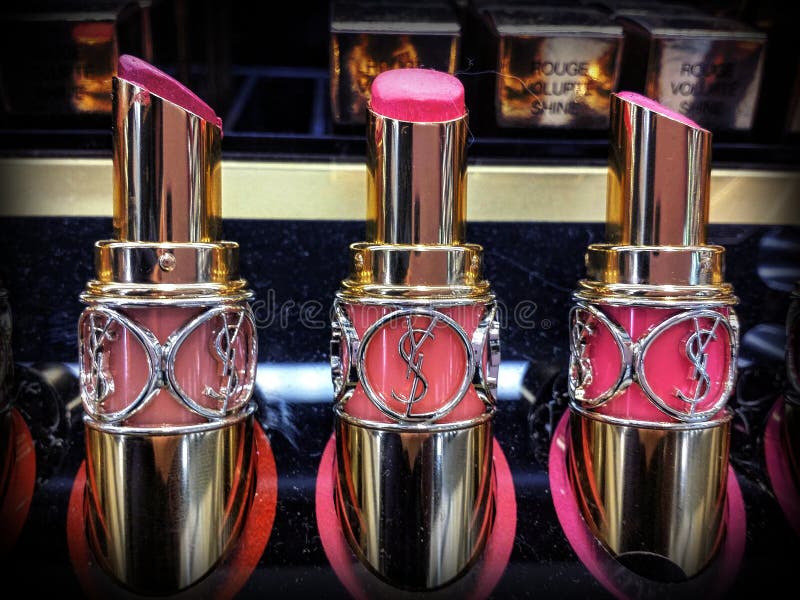Lápiz labial del rosa de Yves Saint Laurent en la tienda de Sephora‎ fotos de archivo Lápiz labial del rosa de Yves Saint Laurent en la tienda de Sephora‎ fotos de archivo