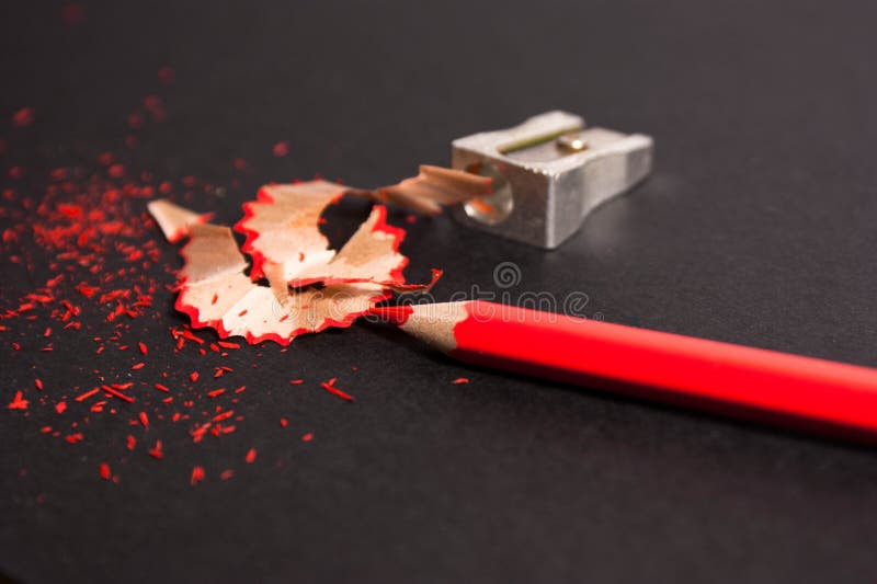 Lápiz rojo con las virutas del lápiz y de lápiz de los sacapuntas cierre para arriba foto de archivo libre de regalías Lápiz rojo con las virutas del lápiz y de lápiz de los sacapuntas cierre para arriba foto de archivo libre de regalías