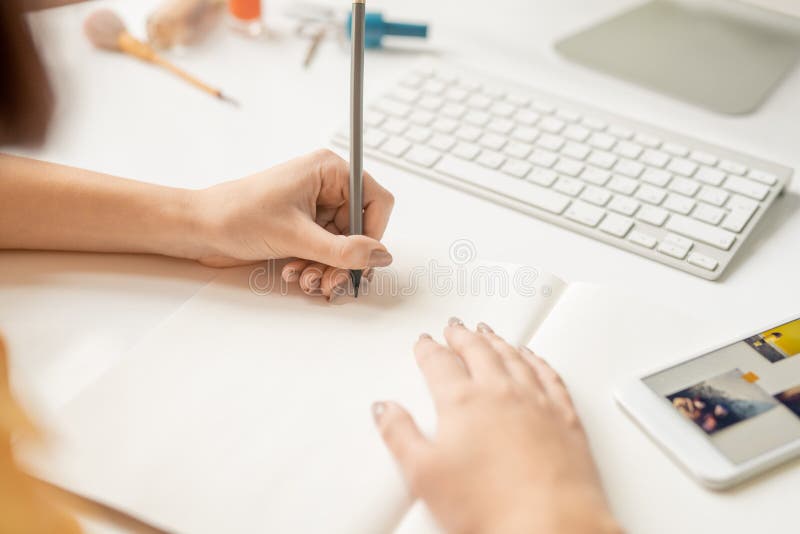 L?piz sobre el papel en blanco fotografía de archivo libre de regalías L?piz sobre el papel en blanco fotografía de archivo libre de regalías